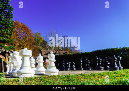 Schachbrett im Freien mit großen Figuren im öffentlichen park Stockfoto