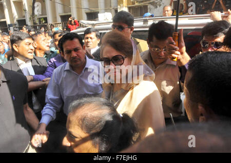 Dhaka, Bangladesch. 30. November 2015. Bangladeshi Ex-Prime Minister Khaleda Zia (C) kommt bei einem Gericht in Dhaka, Bangladesh, 30. November 2015. Ein Gericht in Bangladeschs Hauptstadt Dhaka Bail, Ex-Premierministerin Khaleda Zia in einem Fall von Anti-Transplantat Körper des Landes eingereicht gewährt. Bildnachweis: Shariful Islam/Xinhua/Alamy Live-Nachrichten Stockfoto