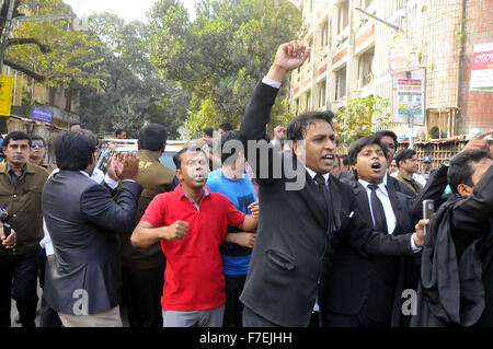 Dhaka, Bangladesch. 30. November 2015. Rechtsanwalt Unterstützer der Bangladesh Nationalist Party (BNP) schreien Parolen, wie sie gegen Kaution, Ex-Premierministerin Khaleda Zia vor einem Gericht in Dhaka, Bangladesch, 30. November 2015 protestieren. Ein Gericht in Bangladeschs Hauptstadt Dhaka Bail, Ex-Premierministerin Khaleda Zia in einem Fall von Anti-Transplantat Körper des Landes eingereicht gewährt. Bildnachweis: Shariful Islam/Xinhua/Alamy Live-Nachrichten Stockfoto