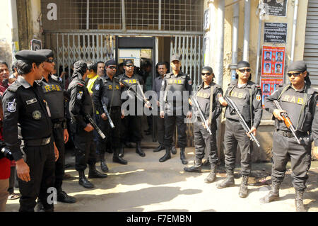 Dhaka, Bangladesch. 30. November 2015. Schnelle Action-Bataillon (RAB) Force Personal stehen Wache vor einem Gericht in Dhaka, Bangladesh, 30. November 2015. Ein Gericht in Bangladeschs Hauptstadt Dhaka Bail, Ex-Premierministerin Khaleda Zia in einem Fall von Anti-Transplantat Körper des Landes eingereicht gewährt. Bildnachweis: Shariful Islam/Xinhua/Alamy Live-Nachrichten Stockfoto