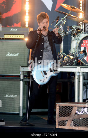 5 Sekunden der Sommer Durchführung live auf der Bühne für die "heute" Show Featuring: Luke Hemmings Where: New York City, New York, USA bei: 28. Oktober 2015 Stockfoto