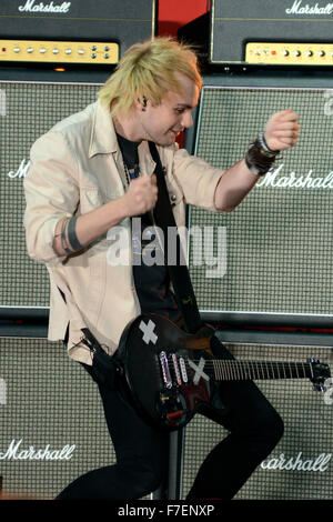5 Sekunden der Sommer Durchführung live auf der Bühne für die "heute" Show Featuring: Michael Clifford Where: New York City, New York, USA bei: 28. Oktober 2015 Stockfoto