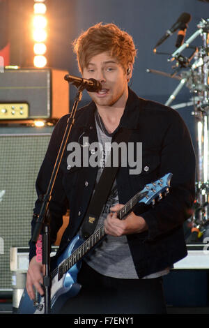 5 Sekunden der Sommer Durchführung live auf der Bühne für die "heute" Show Featuring: Luke Hemmings Where: New York City, New York, USA bei: 28. Oktober 2015 Stockfoto