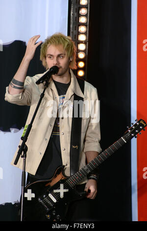 5 Sekunden der Sommer Durchführung live auf der Bühne für die "heute" Show Featuring: Michael Clifford Where: New York City, New York, USA bei: 28. Oktober 2015 Stockfoto