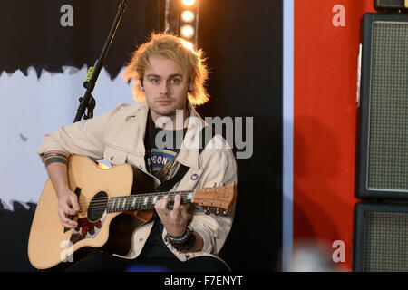 5 Sekunden der Sommer Durchführung live auf der Bühne für die "heute" Show Featuring: Michael Clifford Where: New York City, New York, USA bei: 28. Oktober 2015 Stockfoto