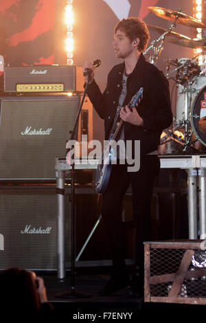 5 Sekunden der Sommer Durchführung live auf der Bühne für die "heute" Show Featuring: Luke Hemmings Where: New York City, New York, USA bei: 28. Oktober 2015 Stockfoto