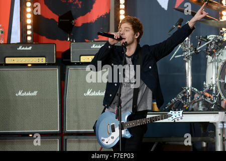 5 Sekunden der Sommer Durchführung live auf der Bühne für die "heute" Show Featuring: Luke Hemmings Where: New York City, New York, USA bei: 28. Oktober 2015 Stockfoto