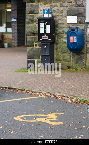 Behindertenparkplätze und Parkuhr, Parkuhr, im Elan Visitor Centre in Elan Valley, Powys, Mid Wales UK im November Stockfoto