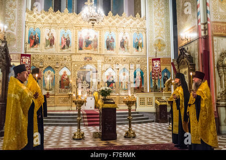 Orthodoxe Priester innen Alexander Nevsky Cathedral. Tallinn, Estland Stockfoto