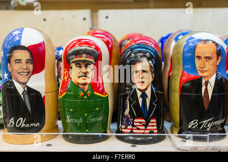 Mehrere internationale Politiker, dargestellt in Matroschka Form in einem Souvenir-Shop in Tallinn, Estland Stockfoto