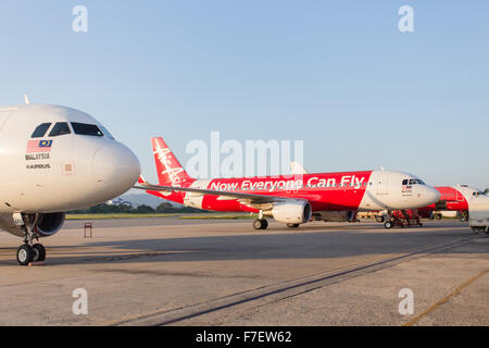 Air Asia Airbus A320 auf dem Rollfeld in Kuala Lumpur International Airport 2 (KLIA2) Stockfoto