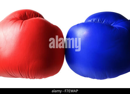 Blaue und rote Boxhandschuhe hautnah. Isoliert auf weißem Hintergrund. Stockfoto