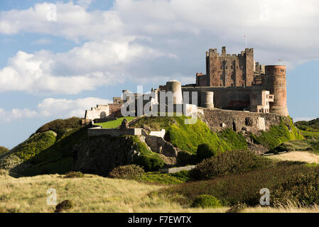 Wunderschöne Bamburgh Castle steht auf einem Dolerite mit Blick auf Dorf Bamburgh Northumberland England Vereinigtes Königreich UK Stockfoto