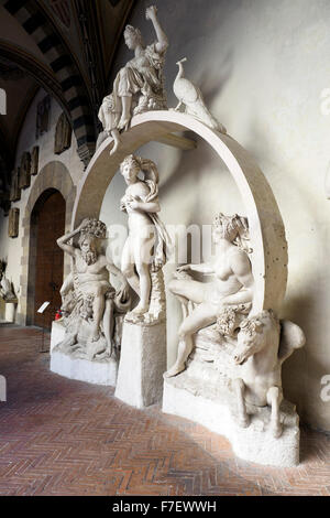 Brunnen der Sala Grande von Bartolomeo Ammannati (1511-1592) (Rekonstruktion des ursprünglichen Projekts mit Gips Kopien von Juno und zwei Pfauen und der Regenbogen) Marmor Museo Nazionale del Bargello - Florenz, Italien Stockfoto