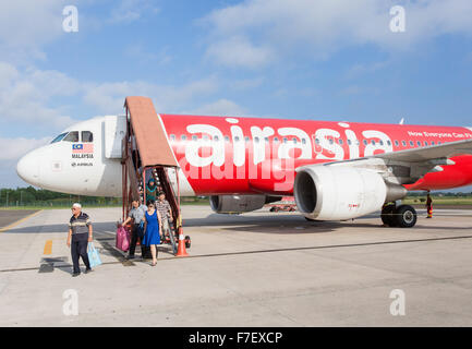 Passagiere von Air Asia Airbus A320 auf dem Rollfeld in Kuala Lumpur International Airport 2 (KLIA2) aussteigen. Flugzeug-regist Stockfoto