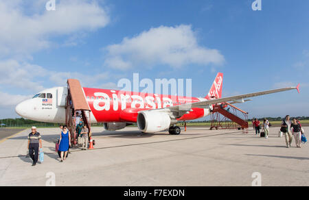 Passagiere von Air Asia Airbus A320 auf dem Rollfeld in Kuala Lumpur International Airport 2 (KLIA2) aussteigen. Flugzeug-regist Stockfoto