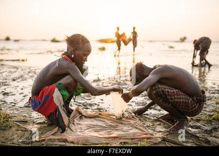 Kinder Angeln am Ufer des Turkana Sees, Dassanech Stamm, Omo-Tal, Äthiopien Stockfoto