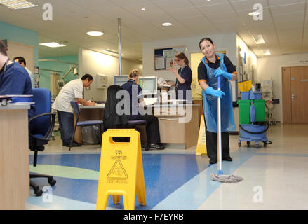 Ein sauberer Krankenhaus mops den Boden im Bereich Gemeinde Verwaltung in ein modernes Krankenhaus UK. Nassen Boden Zeichen im Vordergrund Stockfoto