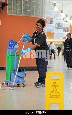 Ein sauberer Krankenhaus mops den Boden in ein modernes Krankenhaus UK Stockfoto