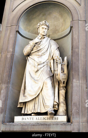 Dante Alighieri Statue auf der Piazzale degli Uffizien - Florenz, Italien Stockfoto