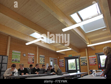 Bilden Sie ein Sechstel es Klasse läuft in eine neue Schule gebaut aus Holz Stockfoto