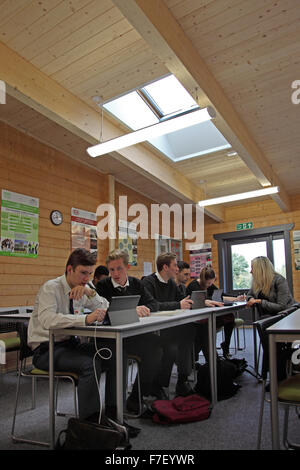 Bilden Sie ein Sechstel es Klasse läuft in eine neue Schule gebaut aus Holz Stockfoto