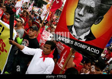 Philippinen. 30. November 2015. Ein Demonstrant hält eine Kartonage Machete während als Andres Bonifacio verkleidet. Hunderte von Demonstranten marschierten Mendiola Brücke in Manila zu Andres Bonifacio 152. Geburtstag zu gedenken. Bonifacio war der erste, der eine bewaffnete Revolution gegen die Spanier in Manila während den späten 1800er Jahren beginnen. Bildnachweis: J Gerard Seguia/ZUMA Draht/Alamy Live-Nachrichten Stockfoto