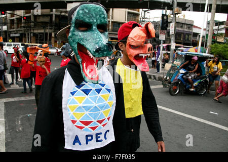 Philippinen. 30. November 2015. Die Demonstranten tragen Masken, wie sie ihr Programm in Mendiola, Manila beginnen. Hunderte von Demonstranten marschierten Mendiola Brücke in Manila zu Andres Bonifacio 152. Geburtstag zu gedenken. Bonifacio war der erste, der eine bewaffnete Revolution gegen die Spanier in Manila während den späten 1800er Jahren beginnen. Bildnachweis: J Gerard Seguia/ZUMA Draht/Alamy Live-Nachrichten Stockfoto