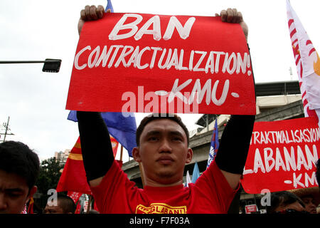 Philippinen. 30. November 2015. Ein Demonstrant hält ein Plakat gegen vertragliche im Bereich Arbeit. Hunderte von Demonstranten marschierten Mendiola Brücke in Manila zu Andres Bonifacio 152. Geburtstag zu gedenken. Bonifacio war der erste, der eine bewaffnete Revolution gegen die Spanier in Manila während den späten 1800er Jahren beginnen. Bildnachweis: J Gerard Seguia/ZUMA Draht/Alamy Live-Nachrichten Stockfoto