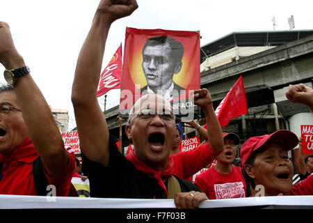 Philippinen. 30. November 2015. Demonstranten singen während sie zu Mendiola, Manila marschieren. Hunderte von Demonstranten marschierten Mendiola Brücke in Manila zu Andres Bonifacio 152. Geburtstag zu gedenken. Bonifacio war der erste, der eine bewaffnete Revolution gegen die Spanier in Manila während den späten 1800er Jahren beginnen. Bildnachweis: J Gerard Seguia/ZUMA Draht/Alamy Live-Nachrichten Stockfoto