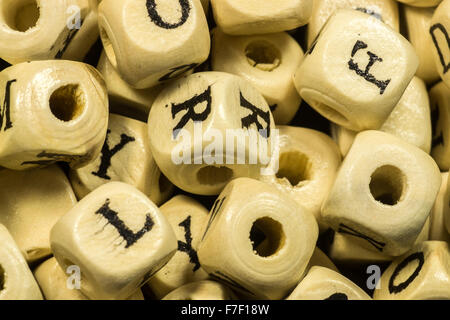 Makro Nahaufnahme von vielen Hand bemalt Handwerk Alphabet Holzperlen mit sortierten Briefe Stockfoto