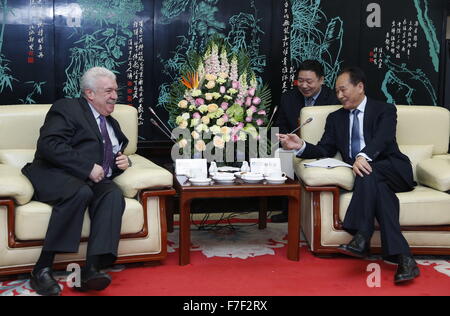 Peking, China. 30. November 2015. Xinhua News Agency President Cai Mingzhao (R) trifft sich mit Mikhail Gusman, erster stellvertretender Generaldirektor der Nachrichtenagentur TASS in Peking, Hauptstadt von China, 30. November 2015. © Ju Peng/Xinhua/Alamy Live-Nachrichten Stockfoto