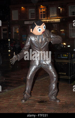 Statue von Chris Seivey aka Frank Sidebottom in Timperley, große Manchester in der Nacht Stockfoto