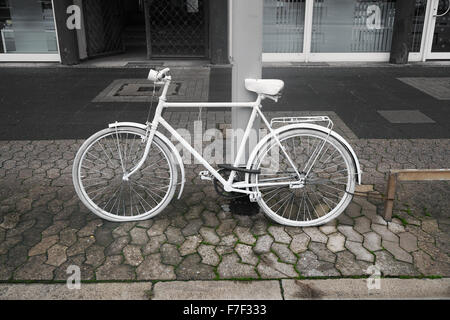 Ghost Fahrrad oder Ghostcycle am Straßenrand Denkmal Stockfoto