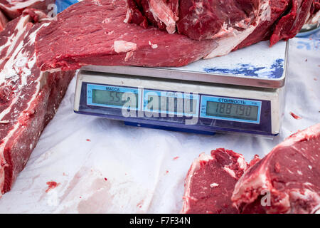 Stücke von frischem Rindfleisch Rest auf eine Markt-Waage zeigt das Gewicht und Preis in russischer Sprache Stockfoto