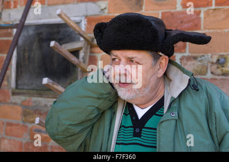 Outdoor Portrait eines bärtigen ukrainischen Bauern mit schlauen Blick Stockfoto