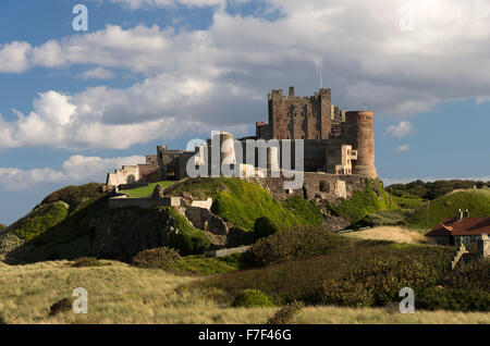 Wunderschöne Bamburgh Castle steht auf einem Dolerite mit Blick auf Dorf Bamburgh Northumberland England Vereinigtes Königreich UK Stockfoto