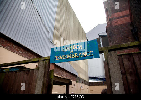 Garten der Erinnerung in der St. Luke's Church, Walton. Neben Goodison Park, Heimstadion des Everton FC Stockfoto