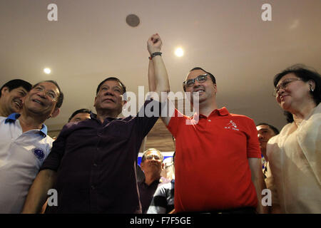 Manila, Philippinen. 30. November 2015. Präsidentschaftskandidat und aktuelle Davao Stadt Bürgermeister Rodrigo Duterte (2. L) erhebt seine Hand mit Kandidaten für die Vizepräsidentschaft Senator Alan Peter Cayetano (2. R) während seiner Verkündigung rally in Manila, Philippinen, 30. November 2015. Duterte offiziell seine Absicht für den Vorsitz bei den kommenden Wahlen 2016 laufen. © Rouelle Umali/Xinhua/Alamy Live-Nachrichten Stockfoto