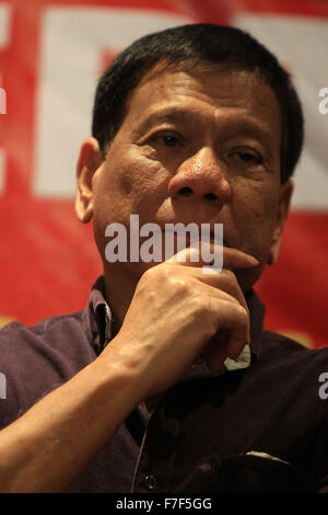 Manila, Philippinen. 30. November 2015. Präsidentschaftskandidat und Strom spricht Davao Stadt Bürgermeister Rodrigo Duterte während seiner Verkündigung Kundgebung in Manila, Philippinen, 30. November 2015. Duterte offiziell seine Absicht für den Vorsitz bei den kommenden Wahlen 2016 laufen. © Rouelle Umali/Xinhua/Alamy Live-Nachrichten Stockfoto