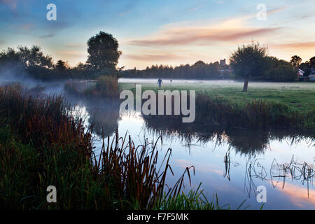 Wanderer auf Sudbury Strandwiesen an Dawn Sudbury Suffolk England Hund Stockfoto