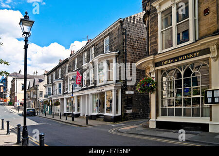 Das Drum & und Monkey Seafood Restaurant und Geschäfte Geschäfte Im Stadtzentrum Montpellier Gardens Harrogate North Yorkshire England VEREINIGTES KÖNIGREICH Stockfoto