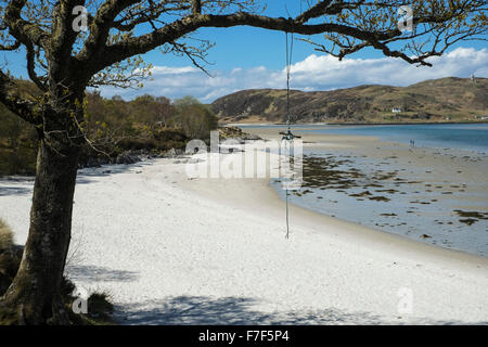 Ein Seil schwingen hängen von einem Baum am Strand von Silver Sands von Morar in Schottland Stockfoto