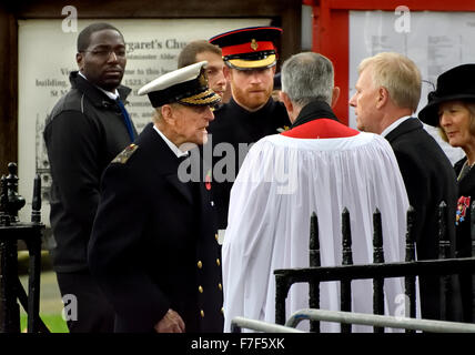 London, 5. November 2015. Der Duke of Edinburgh und Prinz Harry verabschieden Sie sich von der sehr Reverend John R Hall, Dekan von Westminster, Stockfoto