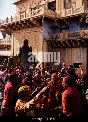 Lathmar Holi Feierlichkeiten im Nand Rae Tempel, Nandagaon, Braj, Uttar Pradesh, Indien Stockfoto