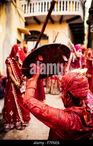Lathmar Holi Feierlichkeiten im Nand Rae Tempel, Nandagaon, Braj, Uttar Pradesh, Indien Stockfoto