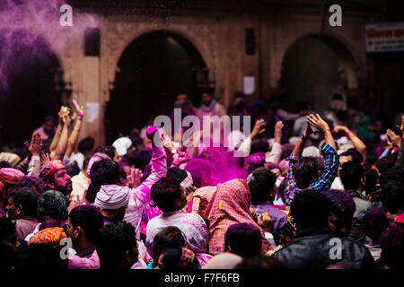 Lathmar Holi Feierlichkeiten in Vrindavan, Braj, Bankei Bihari Tempel, Uttar Pradesh, Indien Stockfoto