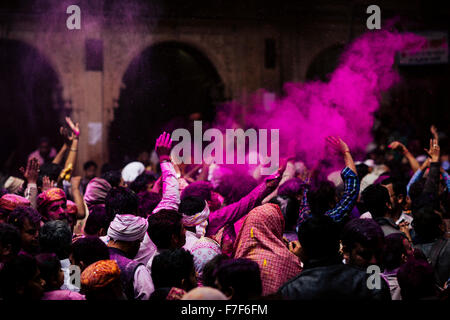 Lathmar Holi Feierlichkeiten in Vrindavan, Braj, Bankei Bihari Tempel, Uttar Pradesh, Indien Stockfoto