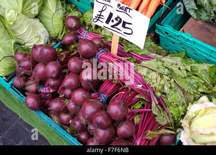 frische rote Beete am Marktstand Stockfoto