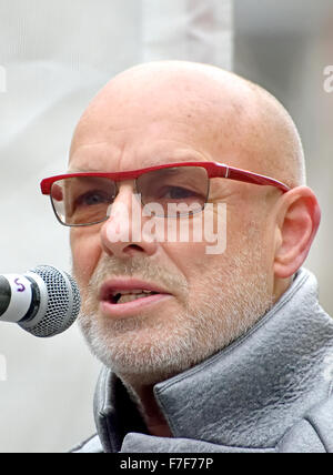 Musiker Brian Eno auf der Bombe nicht Syrien Protest außerhalb der Downing Street, London, 28. November 2015 Stockfoto